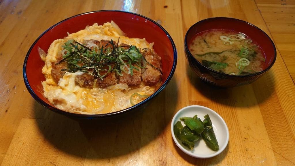 卵とじかつ丼(ソフトドリンク付)(Katsu-don)
